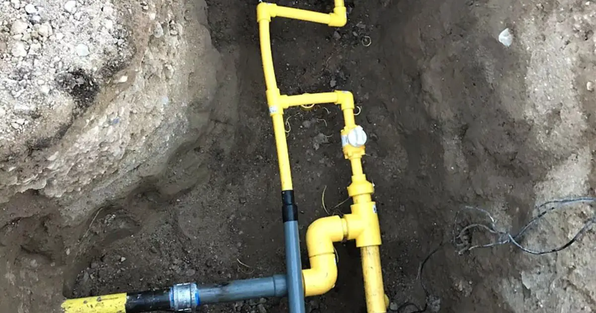 Can a Water Line Cross a Gas Line?